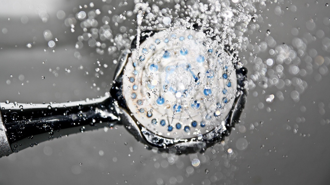 Was Duschwasser mit den Haaren macht: Chlor, Kalk und Metalle