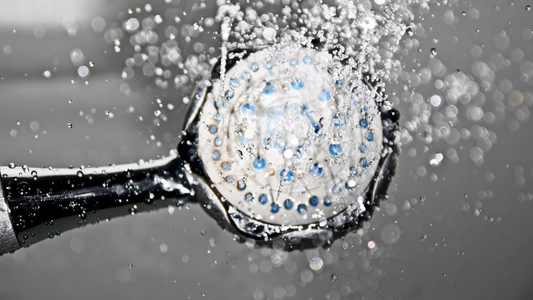 Was Duschwasser mit den Haaren macht: Chlor, Kalk und Metalle