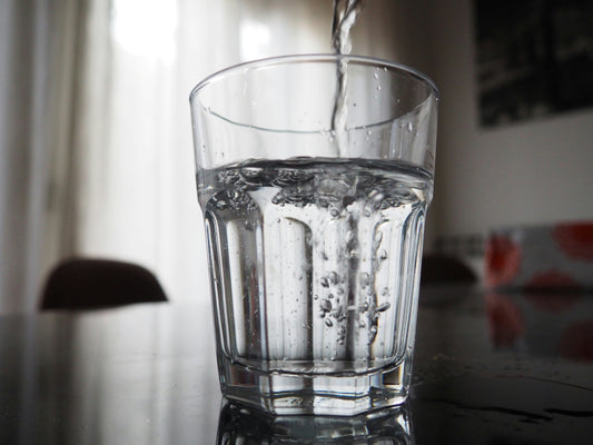 Kann gefiltertes Wasser chronische Müdigkeit reduzieren? – Die Wissenschaft hinter Entgiftung auf molekularer Ebene