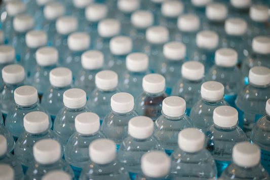Gesamtkosten im Vergleich: Filtersysteme vs. Flaschenwasser über 10 Jahre