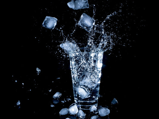 Warum Eiswürfel kein neutraler Zusatz im Getränk sind