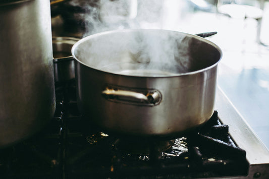 Leitungswasser abkochen: Was es löst, was nicht und was es sogar konzentrieren kann
