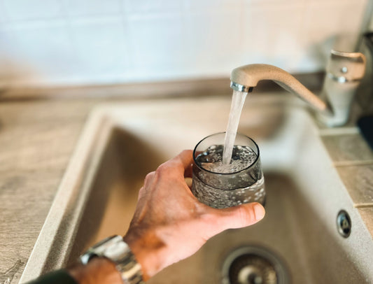 Chlorgeschmack im Leitungswasser: Was dahintersteckt und wie Filtration helfen kann