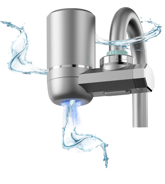 SYDROS Vitaqua Wasserhahnfilter mit fließendem Wasser und elegantem Edelstahlgehäuse – modernes Design für sauberes Trinkwasser.