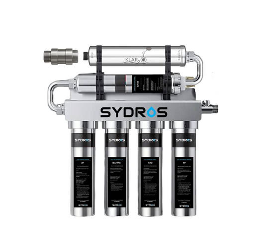Produktgrafik des SYDROS Optimus 6-Stufen-Filters mit patentiertem Klar2O Medium, Logos von Sydros und Klar2O, zentral platziertem Filtersystem und stilisierter Wasserwelle im unteren Bildbereich.