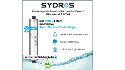 SYDROS Klar2O Wasserfilter mit Edelstahlgehäuse, Wasserspritz-Visualisierung, Hinweis auf patentierte Technologie, 99,99 Prozent Filtration sowie Text zu PFAS- und Mikroplastik-Reduktion